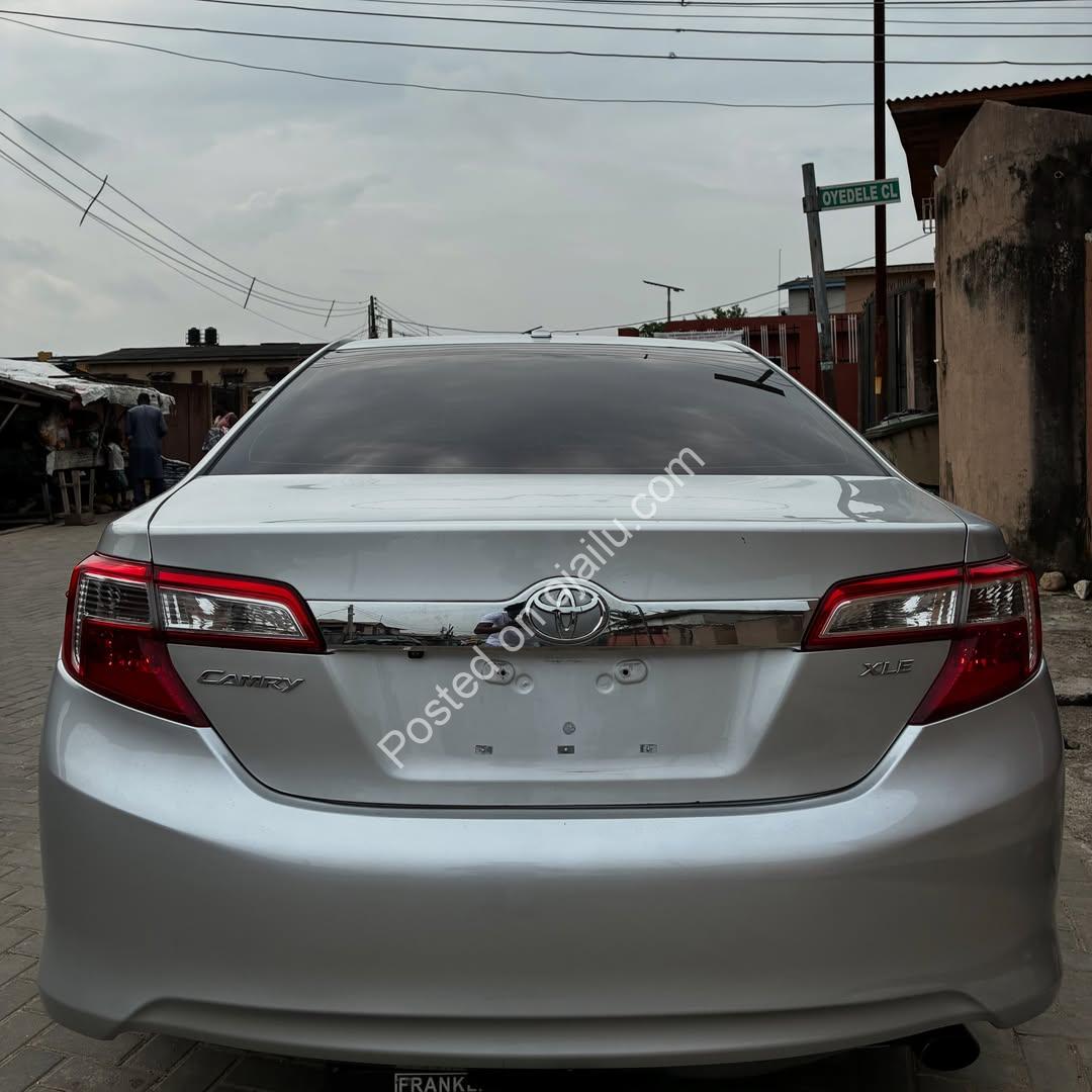 2013 Toyota Camry XLE – Sunroof, Thumb-Start, Spotless!