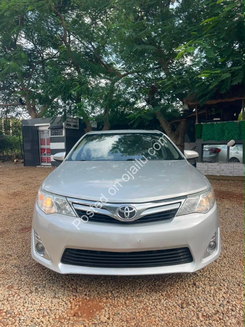 2012 Toyota Camry XLE – Keyless Entry, Low 13.8m