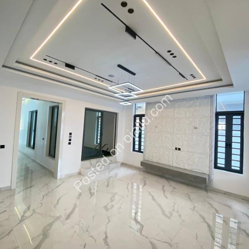 5-Bedroom Duplex with Indoor Pool in Chevron