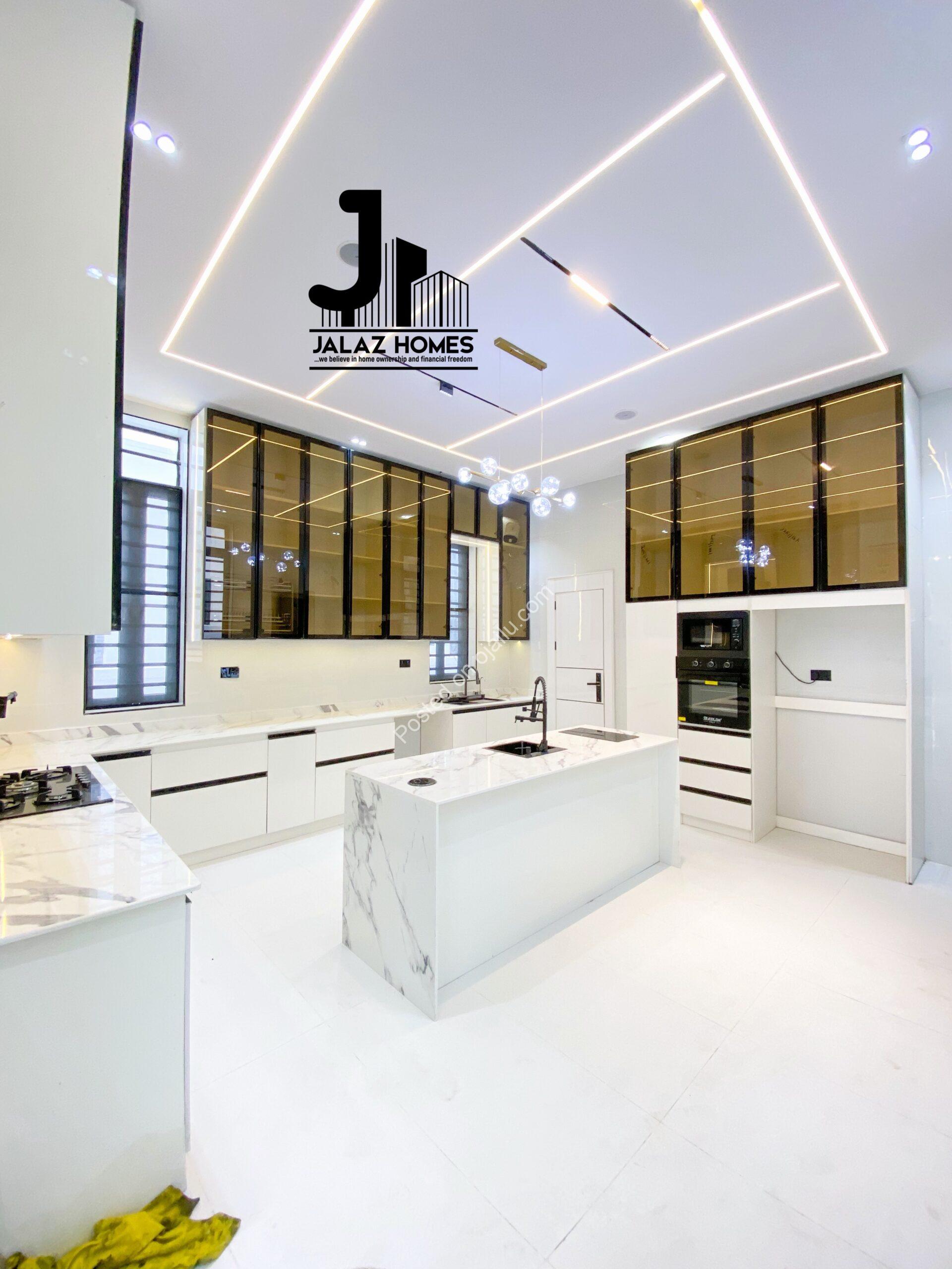 Stunning 5-Bed Duplex with Pool & Jacuzzi in Ajah