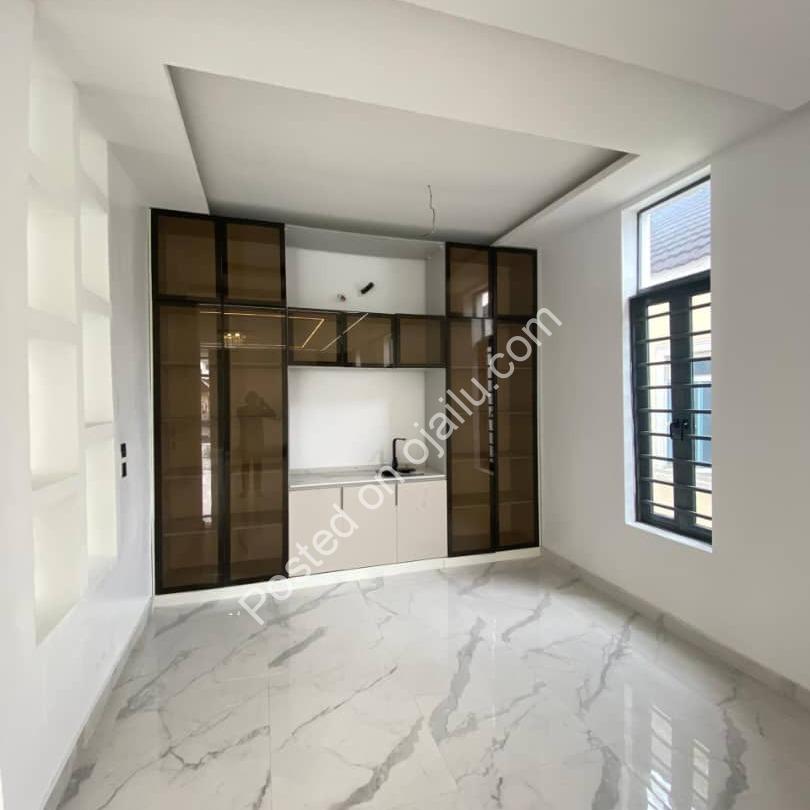 5-Bedroom Duplex with Indoor Pool in Chevron