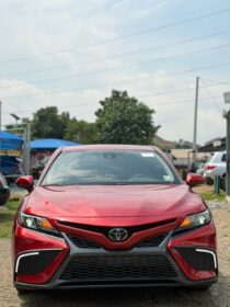 2022 Toyota Camry SE: Super Clean