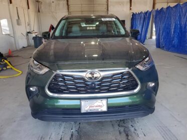 2023 Toyota Highlander Limited – Pristine Luxury Awaits