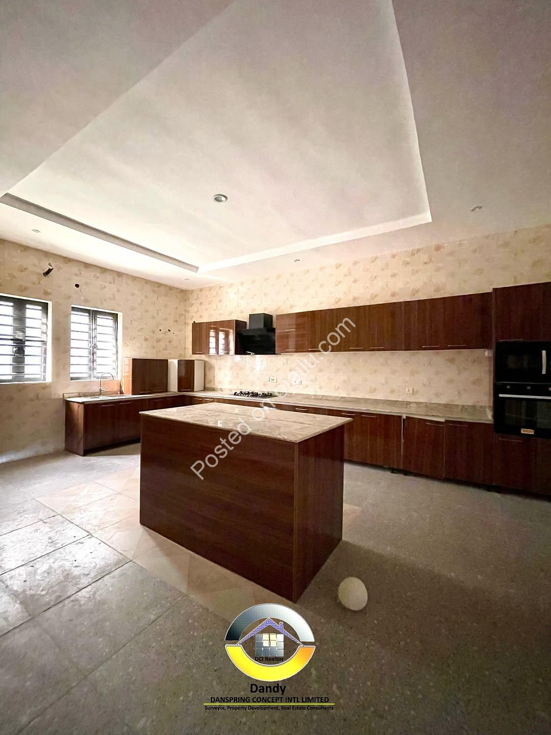 Live Royally: 5-Bed Smart Duplex + BQ, Ajah