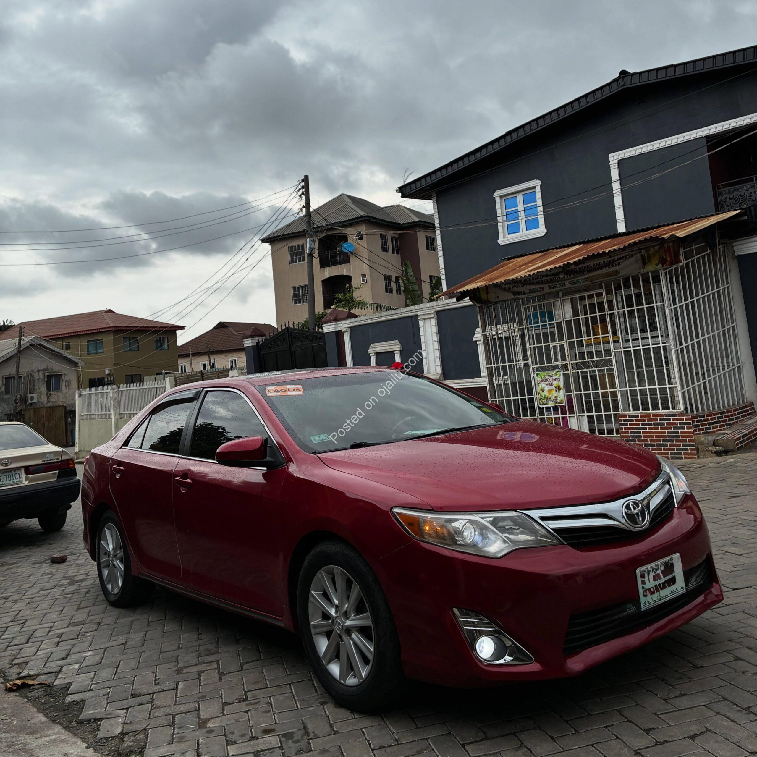 Luxury 2012 Toyota Camry XLE: Sunroof, Camera, Pure Class