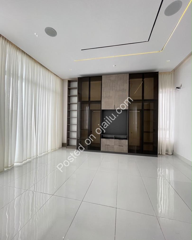 Ikota 5-Bed Smart Duplex with Rooftop & Cinema