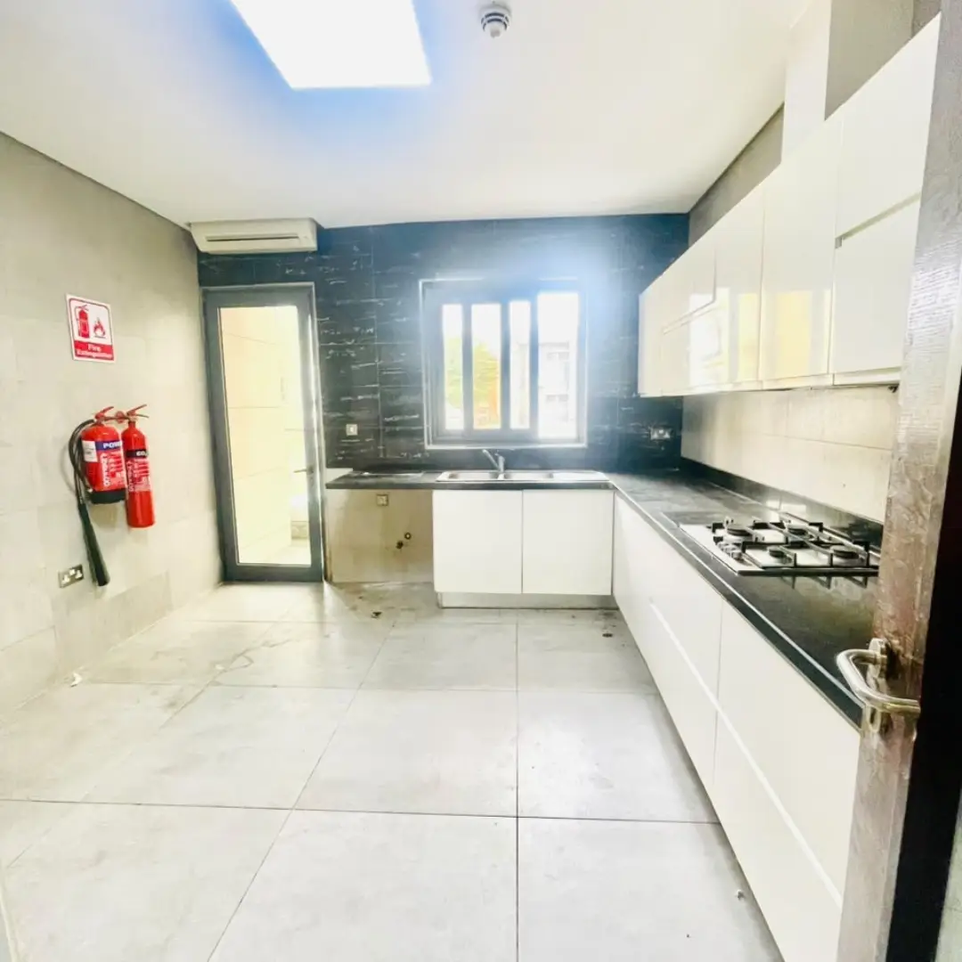 Serviced 3-Bed Ensuite + BQ in Prime Lekki Phase 1