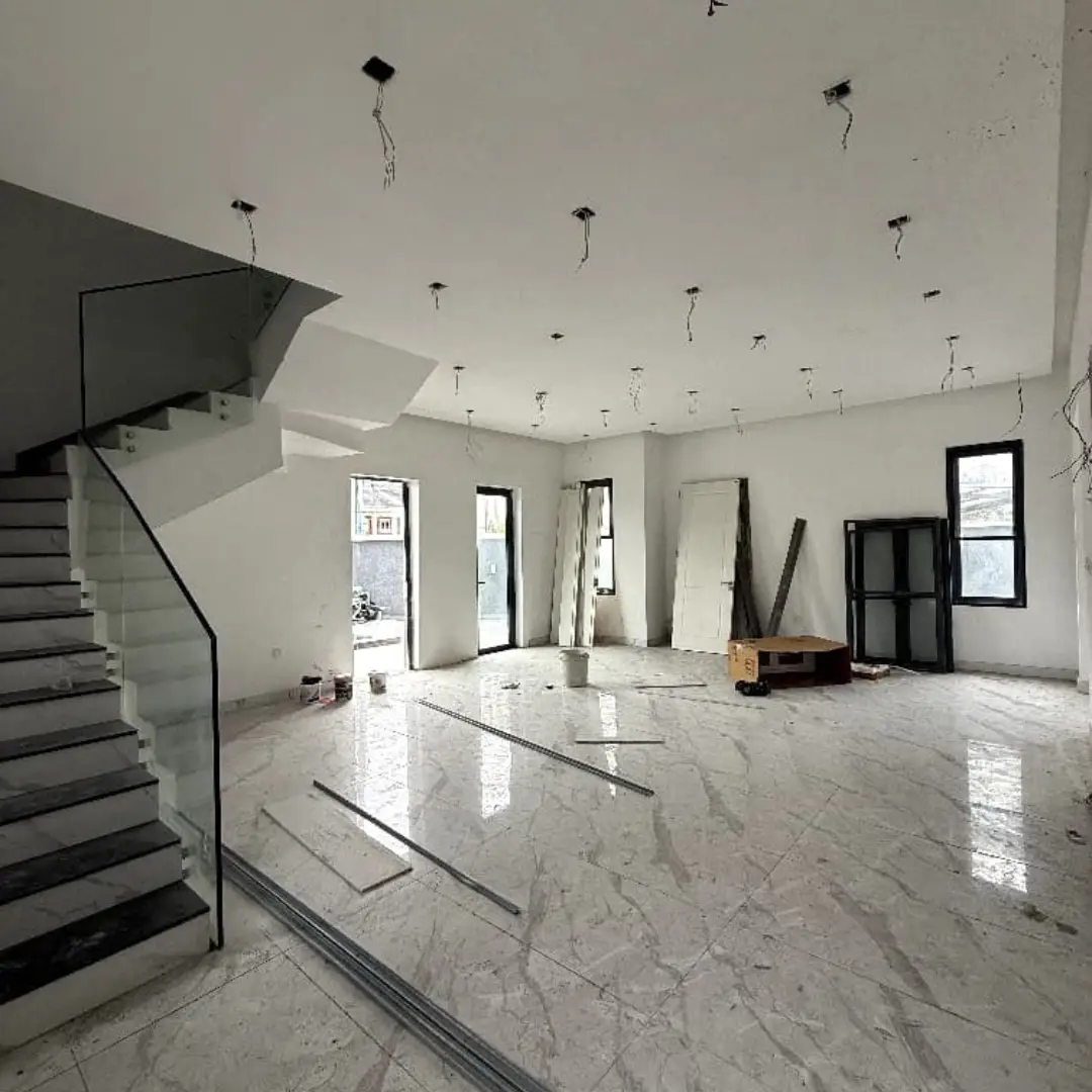 Fully Fitted 5-Bed Duplex in Lekki Phase 1 – Yours to Rent