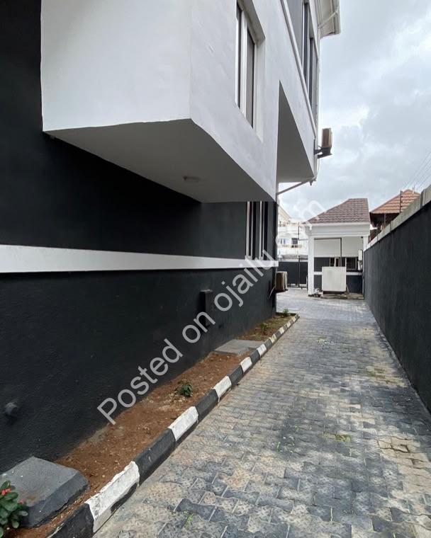 Uncompromising 6-Bed Oniru Home with BQ & 50KVA Backup
