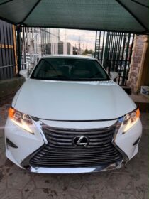 Executive Style: 2014 Lexus ES350 – Clean & Registered