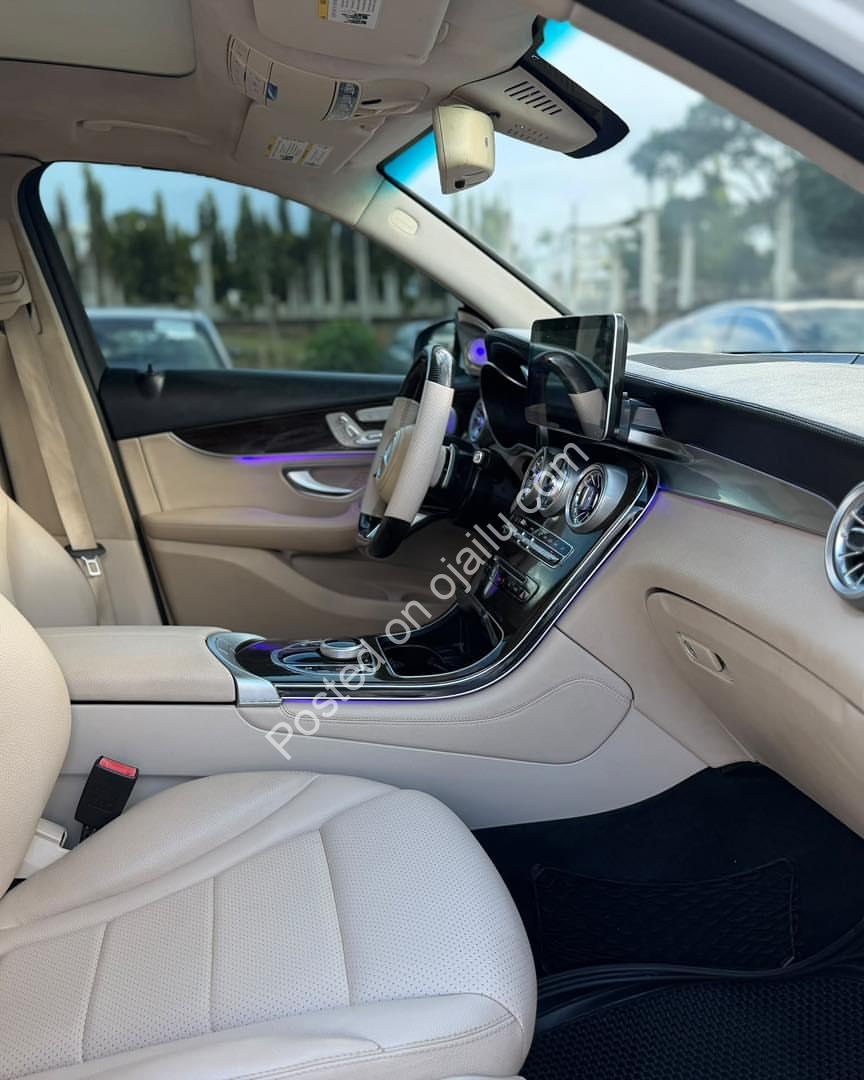 2017 Mercedes GLC-300: Panoramic Roof, Keyless, Pristine!