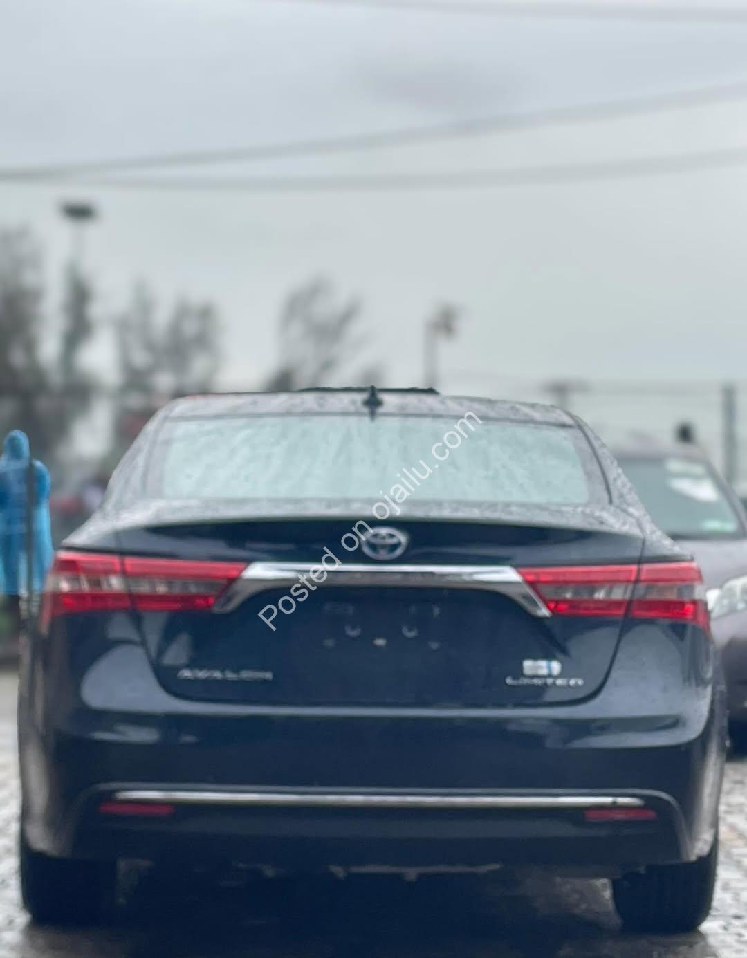 2016 Toyota Avalon Limited Hybrid: Accident-Free Luxury