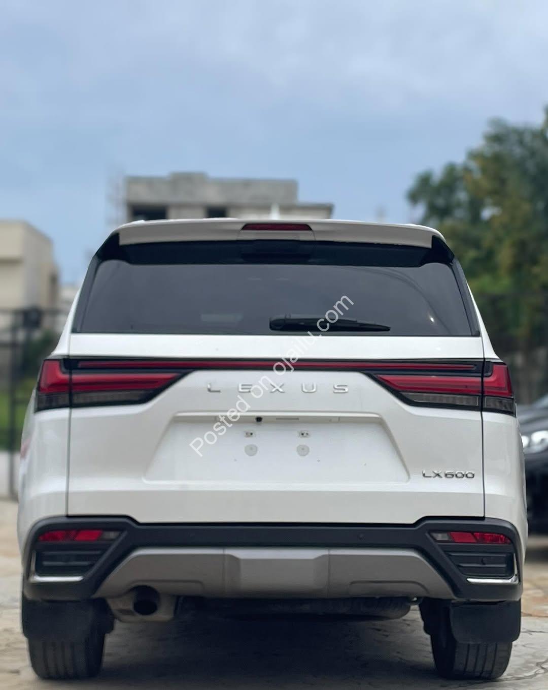 2022 Lexus LX600: Ultimate Luxury SUV with HUD & Wireless Charging