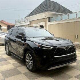 2021 Toyota Highlander Platinum AWD – Blacked-Out Luxury