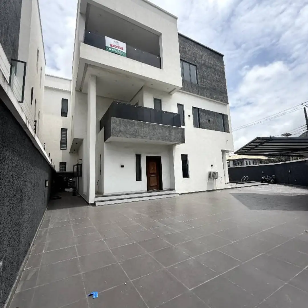Fully Fitted 5-Bed Duplex in Lekki Phase 1 – Yours to Rent