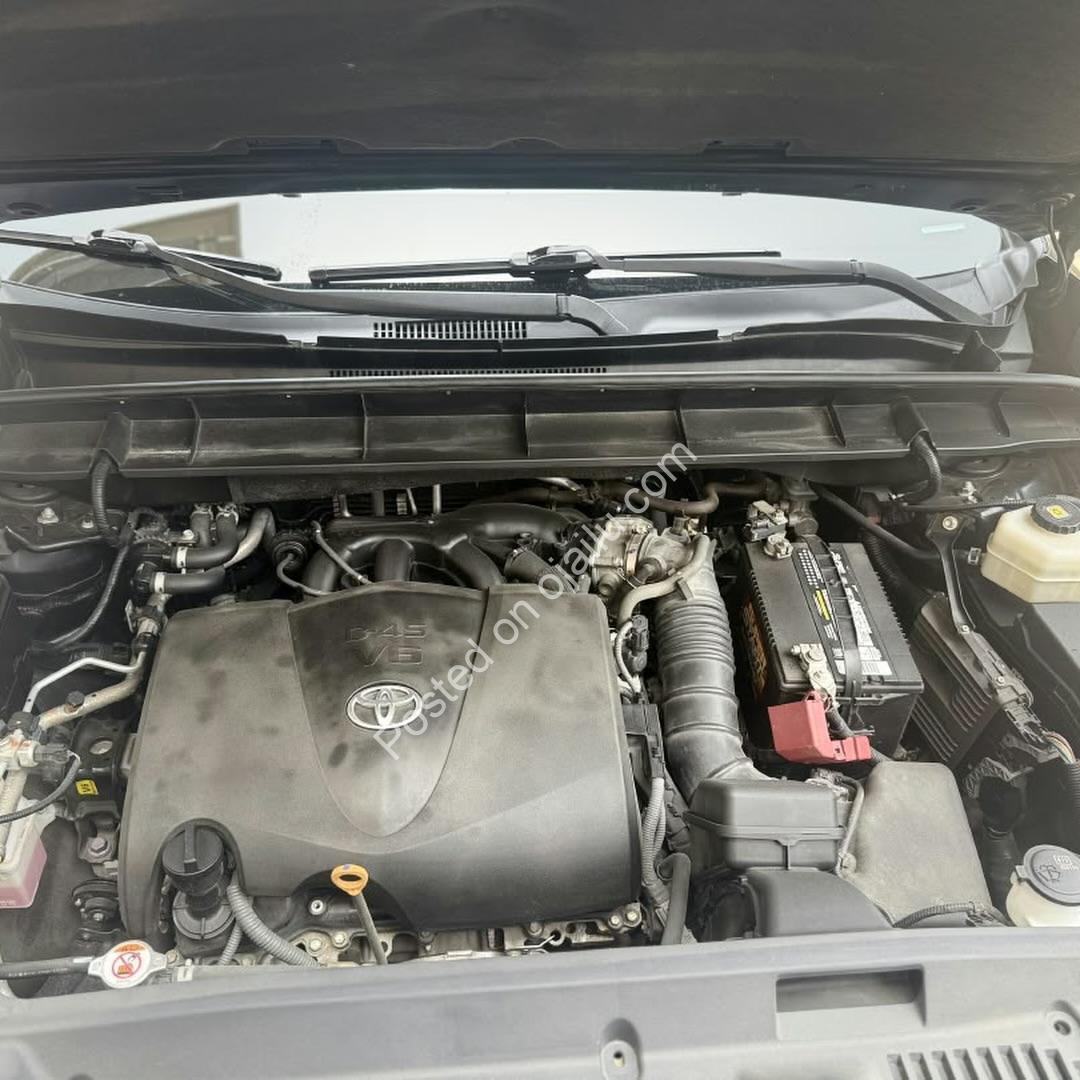 2021 Toyota Highlander Platinum AWD – Blacked-Out Luxury, Priced to Move