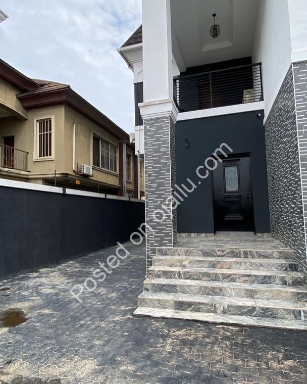 Uncompromising 6-Bed Oniru Home with BQ & 50KVA Backup