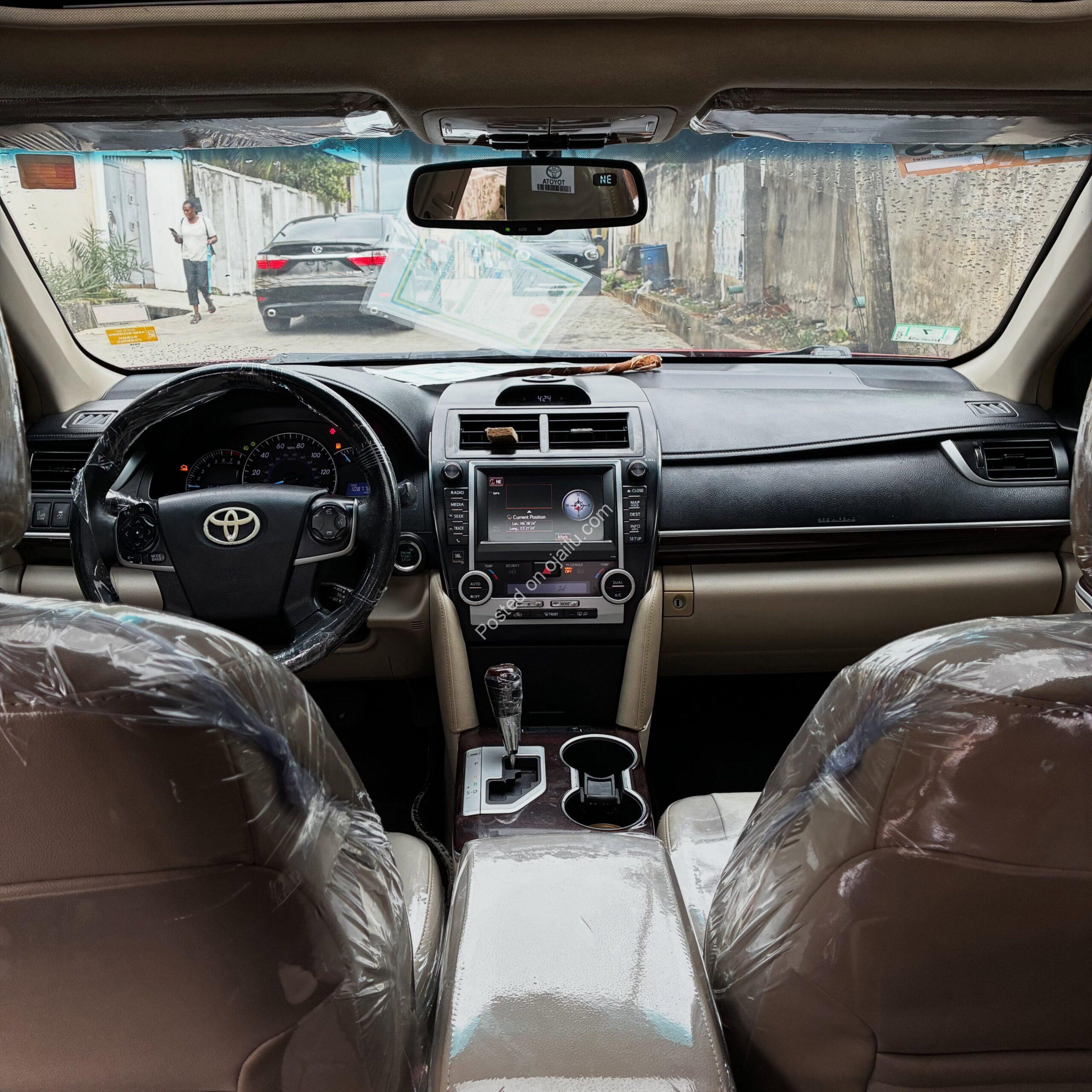 Luxury 2012 Toyota Camry XLE: Sunroof, Camera, Pure Class
