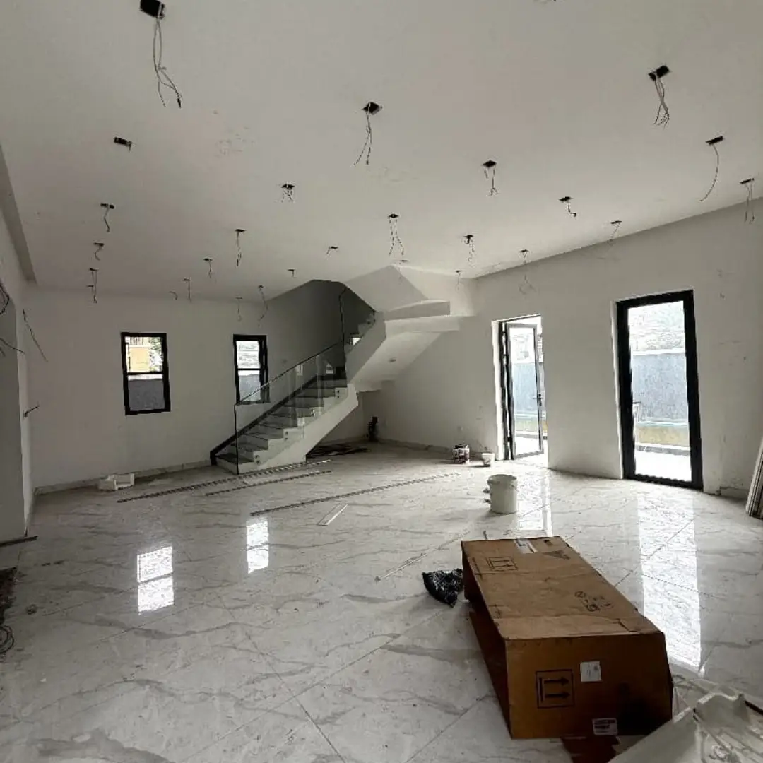 Fully Fitted 5-Bed Duplex in Lekki Phase 1 – Yours to Rent
