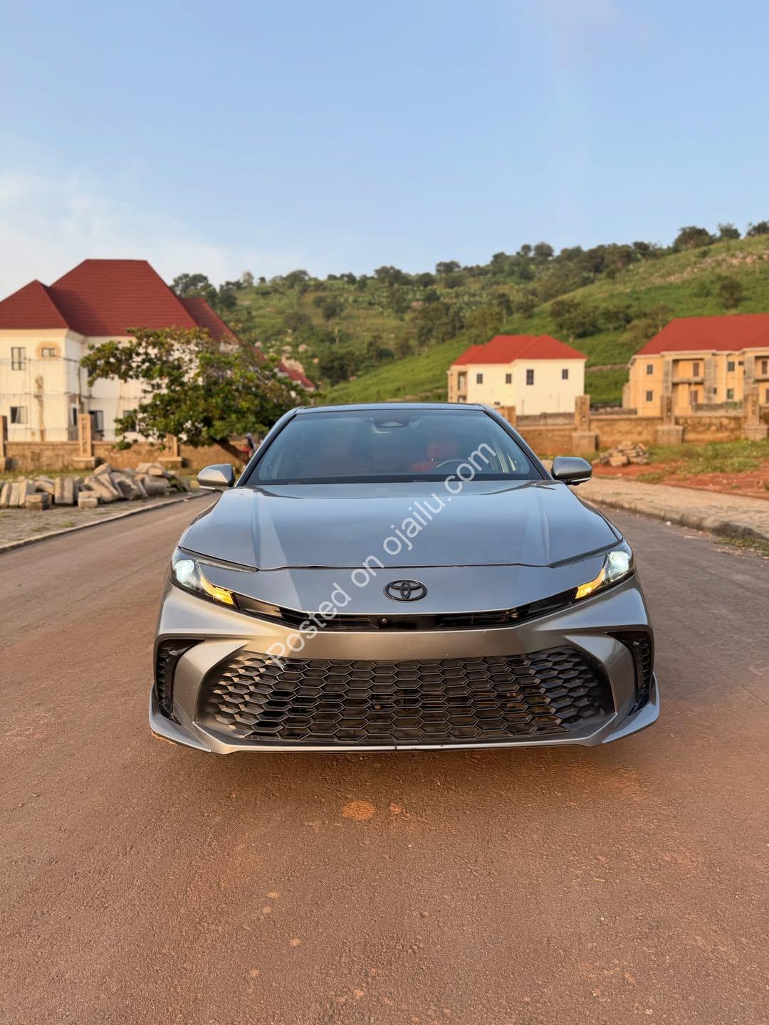 2025 Toyota Camry XSE Hybrid: Luxury Meets Efficiency