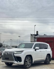 2022 Lexus LX600: Ultimate Luxury SUV with HUD & Wireless Charging