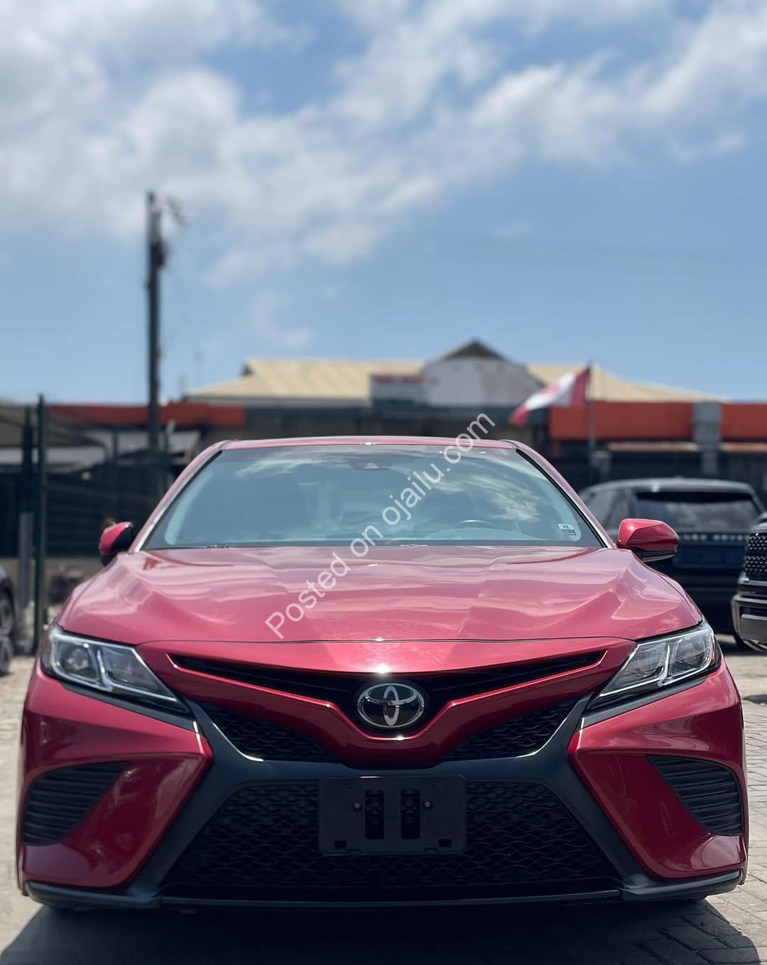 Foreign Used 2019 Toyota Camry SE – Sunroof & Reverse Camera!