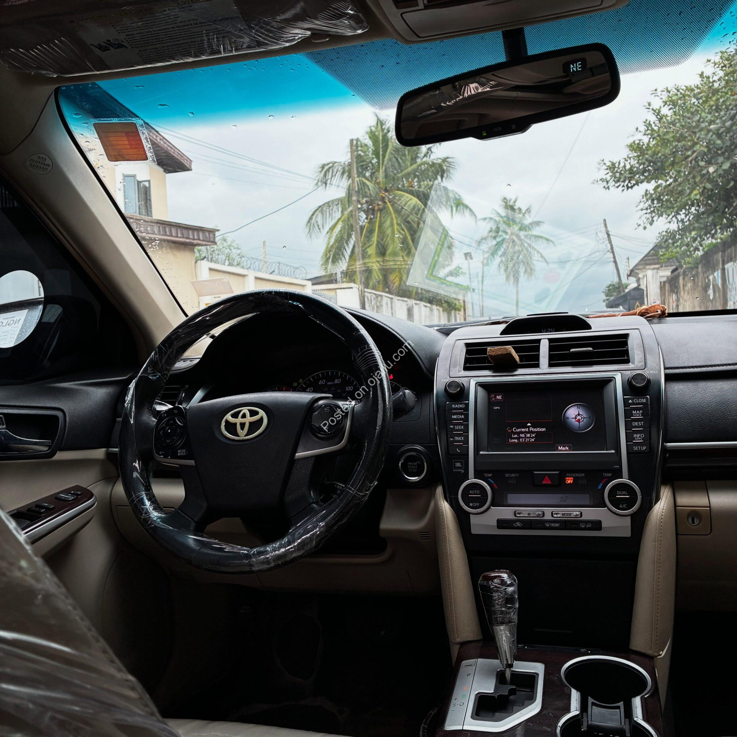 Luxury 2012 Toyota Camry XLE: Sunroof, Camera, Pure Class
