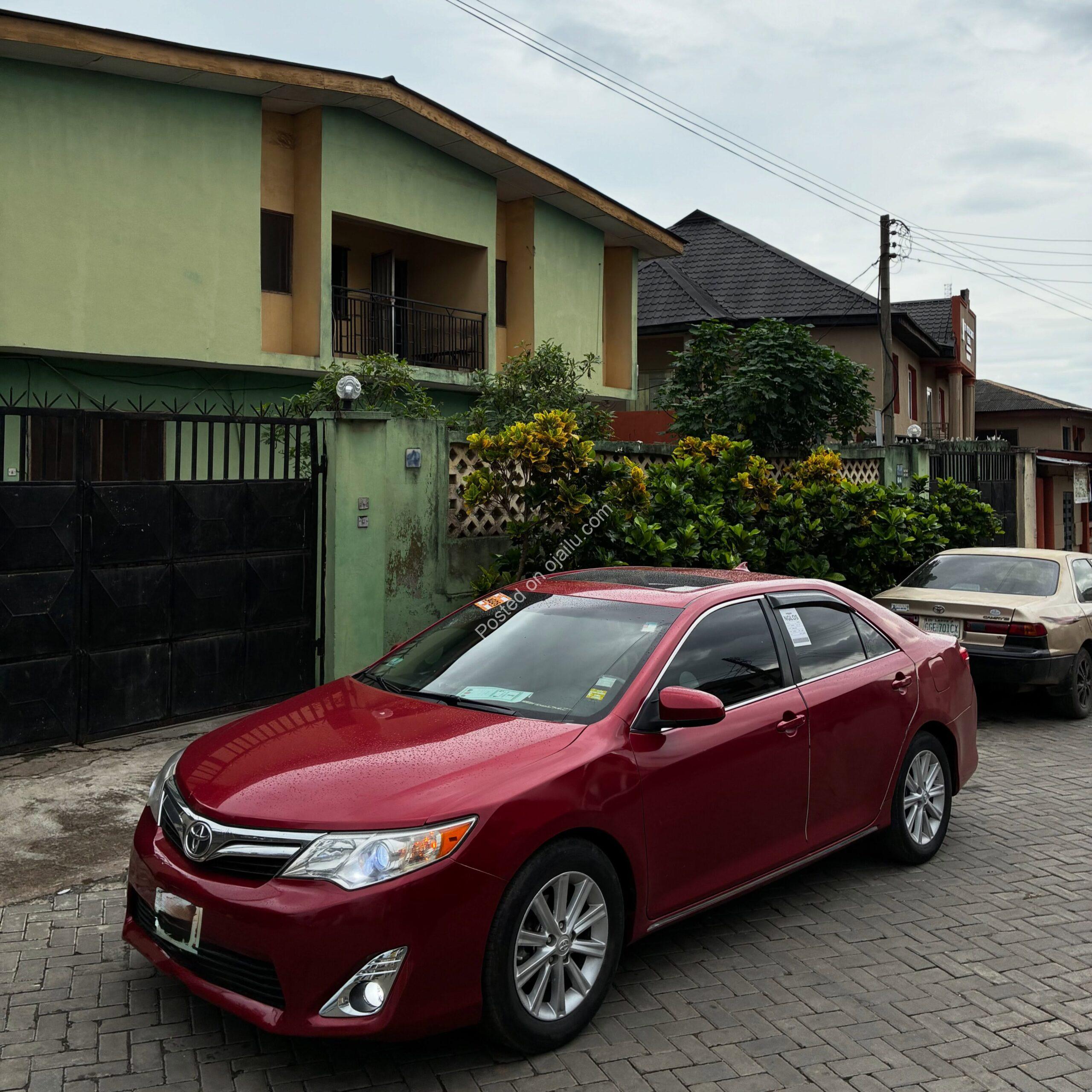 Luxury 2012 Toyota Camry XLE: Sunroof, Camera, Pure Class