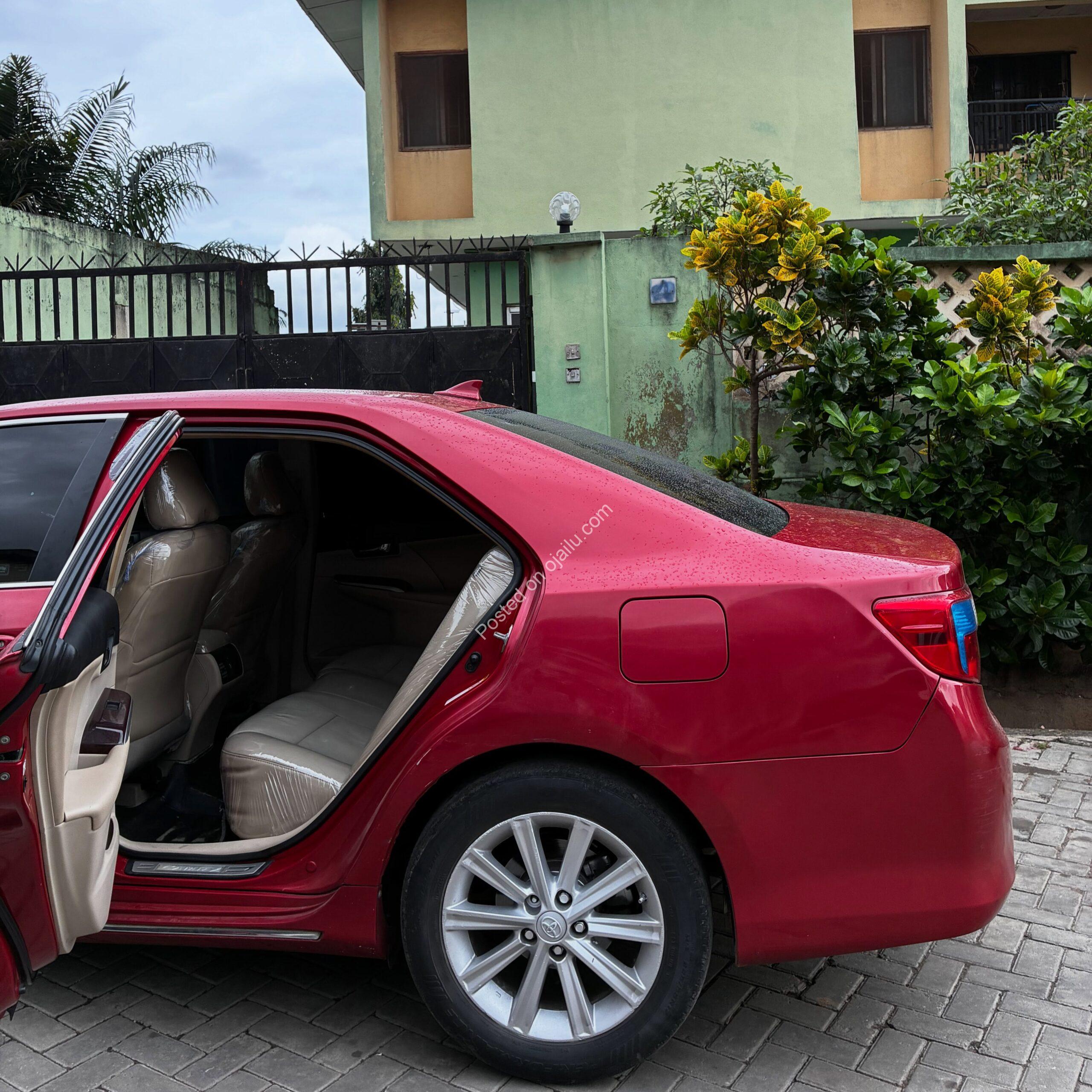 Luxury 2012 Toyota Camry XLE: Sunroof, Camera, Pure Class