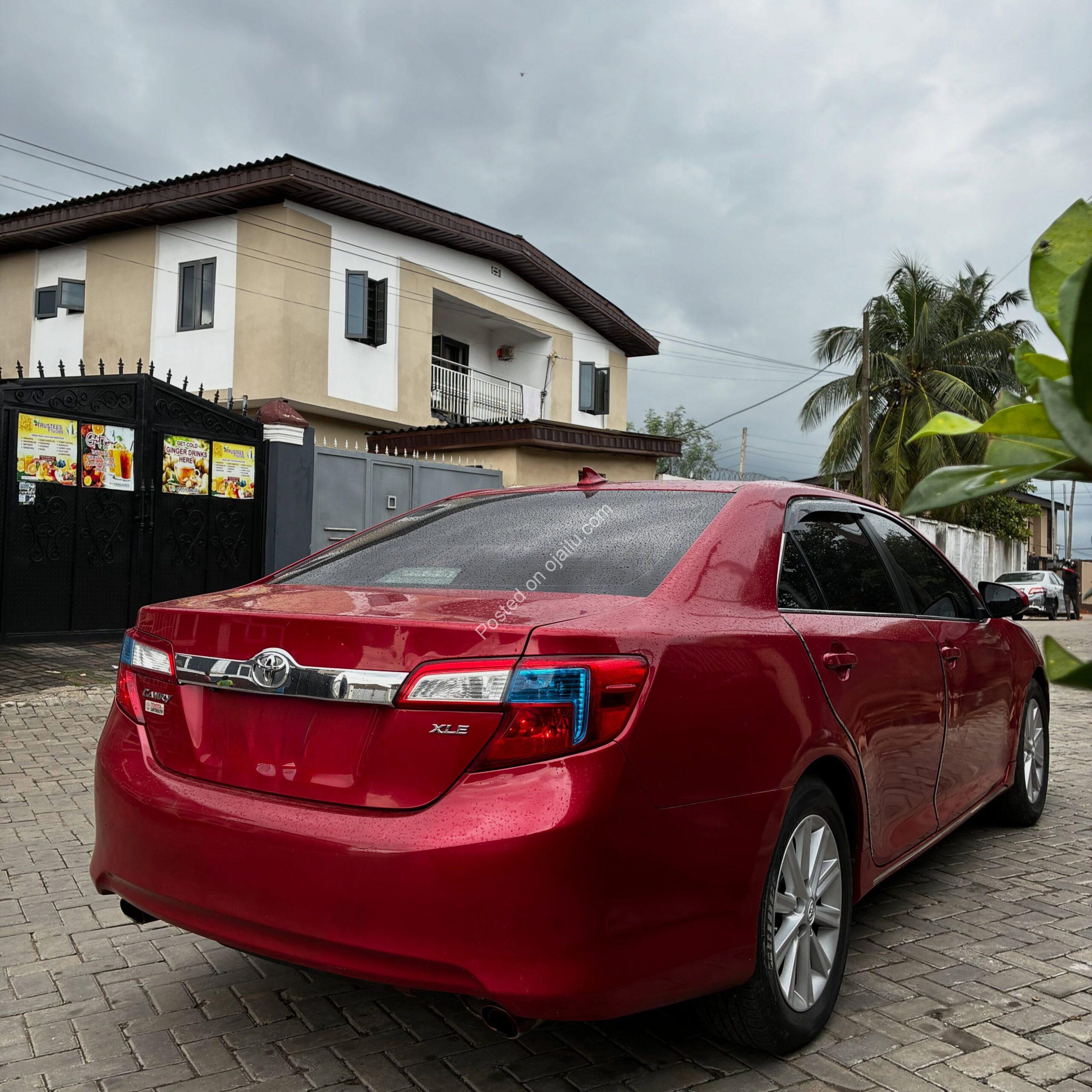 Luxury 2012 Toyota Camry XLE: Sunroof, Camera, Pure Class