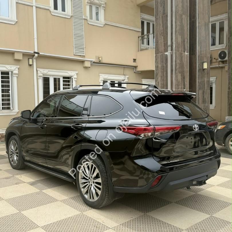 2021 Toyota Highlander Platinum AWD – Blacked-Out Luxury, Priced to Move