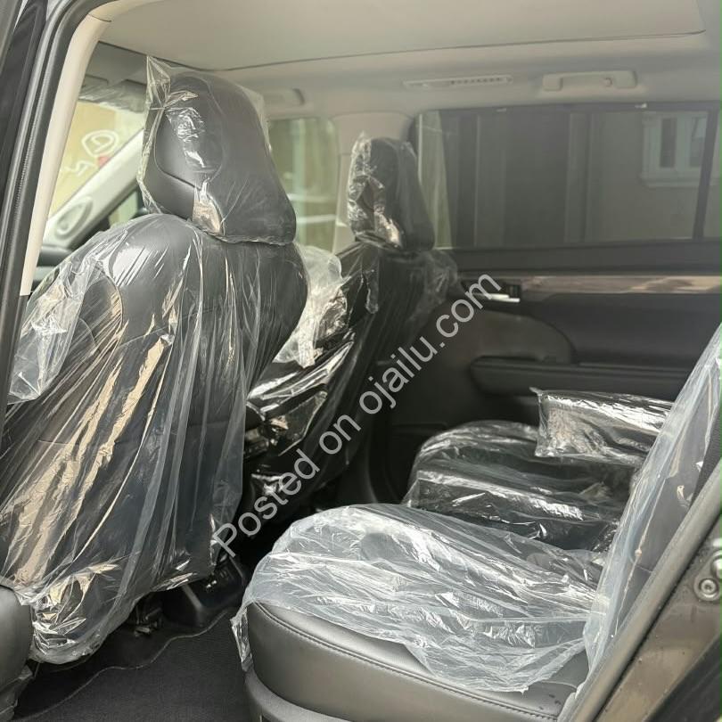 2021 Toyota Highlander Platinum AWD – Blacked-Out Luxury, Priced to Move