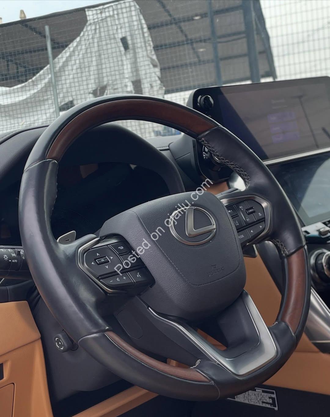 2022 Lexus LX600: Ultimate Luxury SUV with HUD & Wireless Charging
