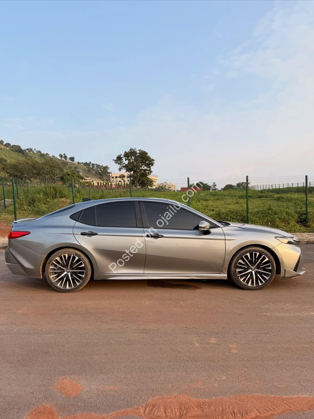 2025 Toyota Camry XSE Hybrid: Luxury Meets Efficiency