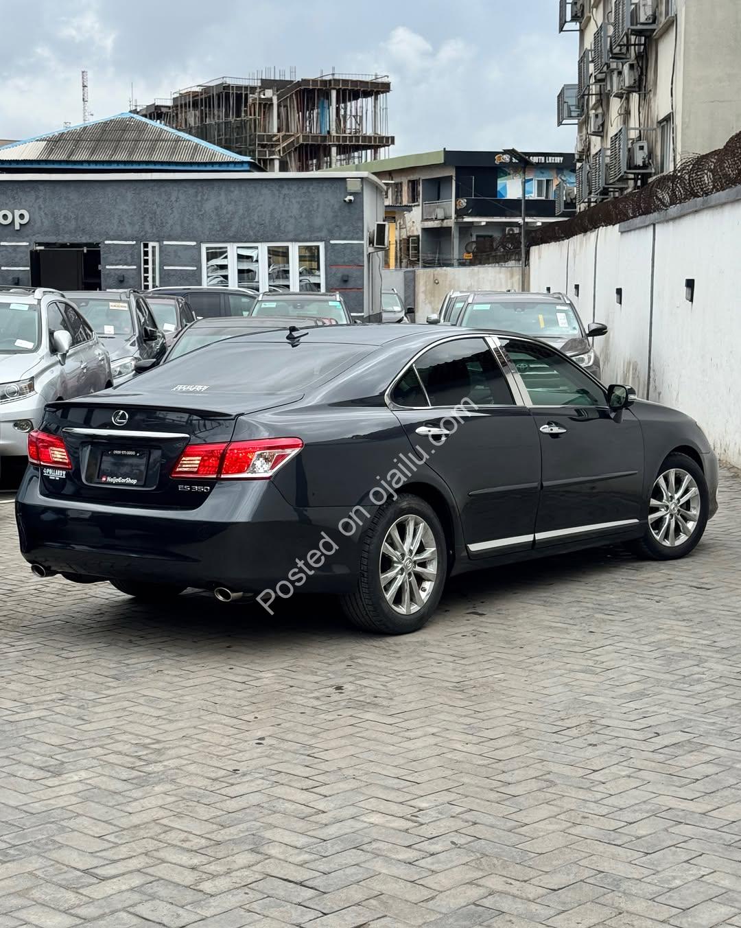 Luxury 2011 Lexus ES 350 – Sunroof, V6 Power, Neat!
