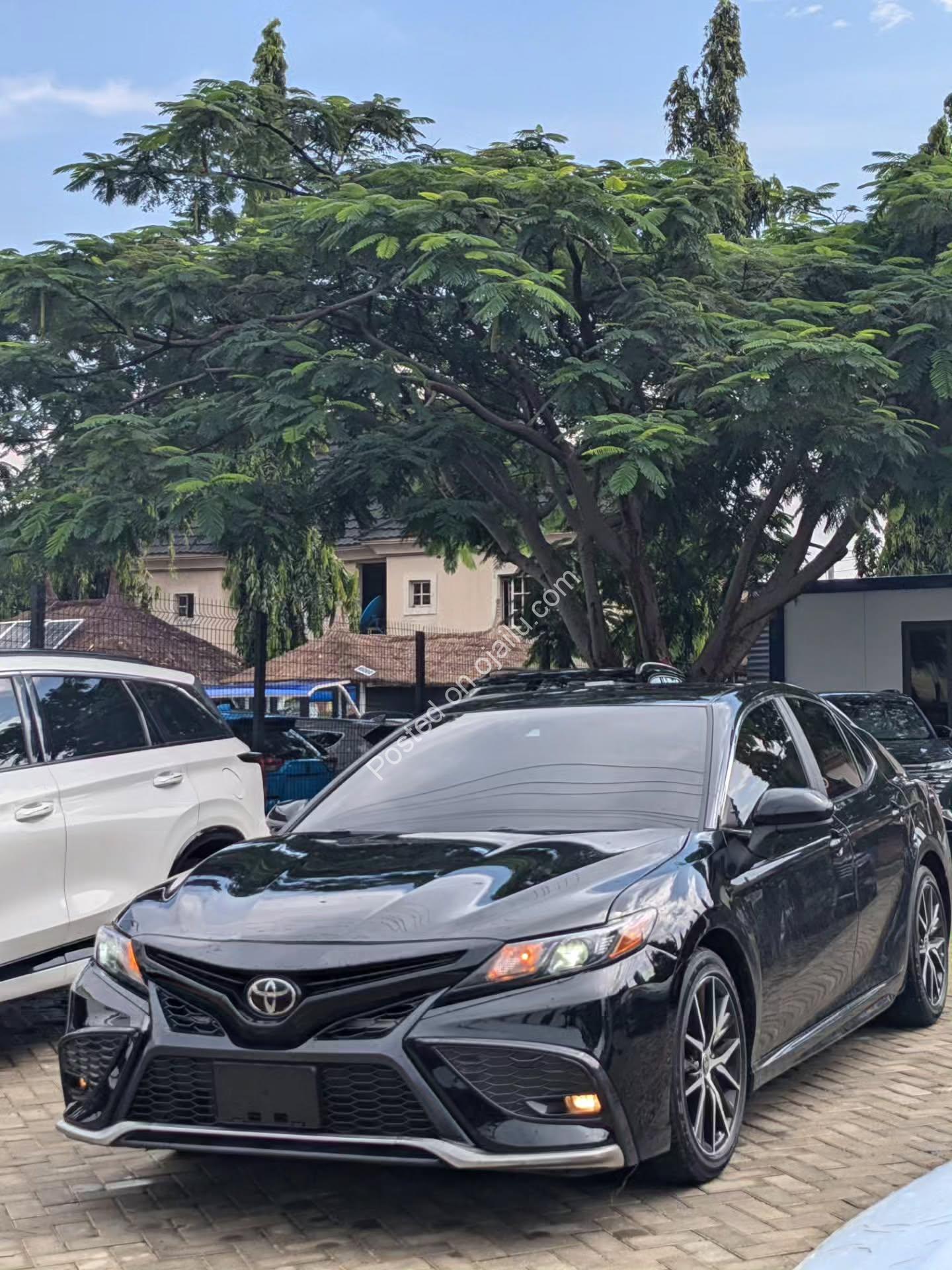 2021 Toyota Camry SE: Accident-Free Sporty Sedan