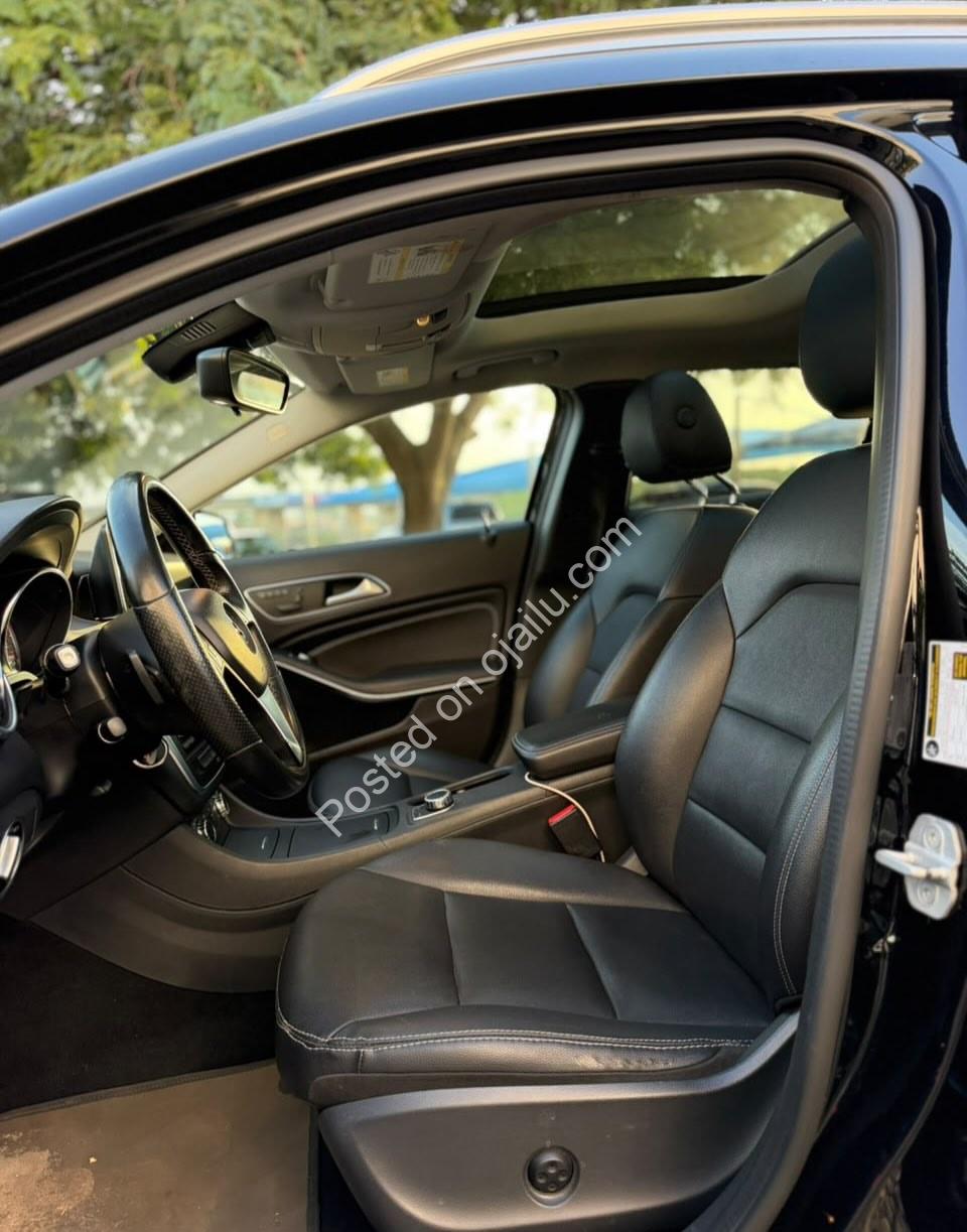 2015 Mercedes-Benz GLA250: Panoramic Roof, Blindspot, Premium Luxury!