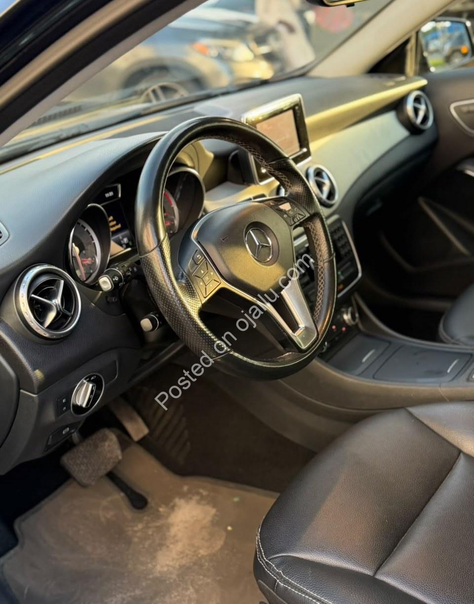 2015 Mercedes-Benz GLA250: Panoramic Roof, Blindspot, Premium Luxury!