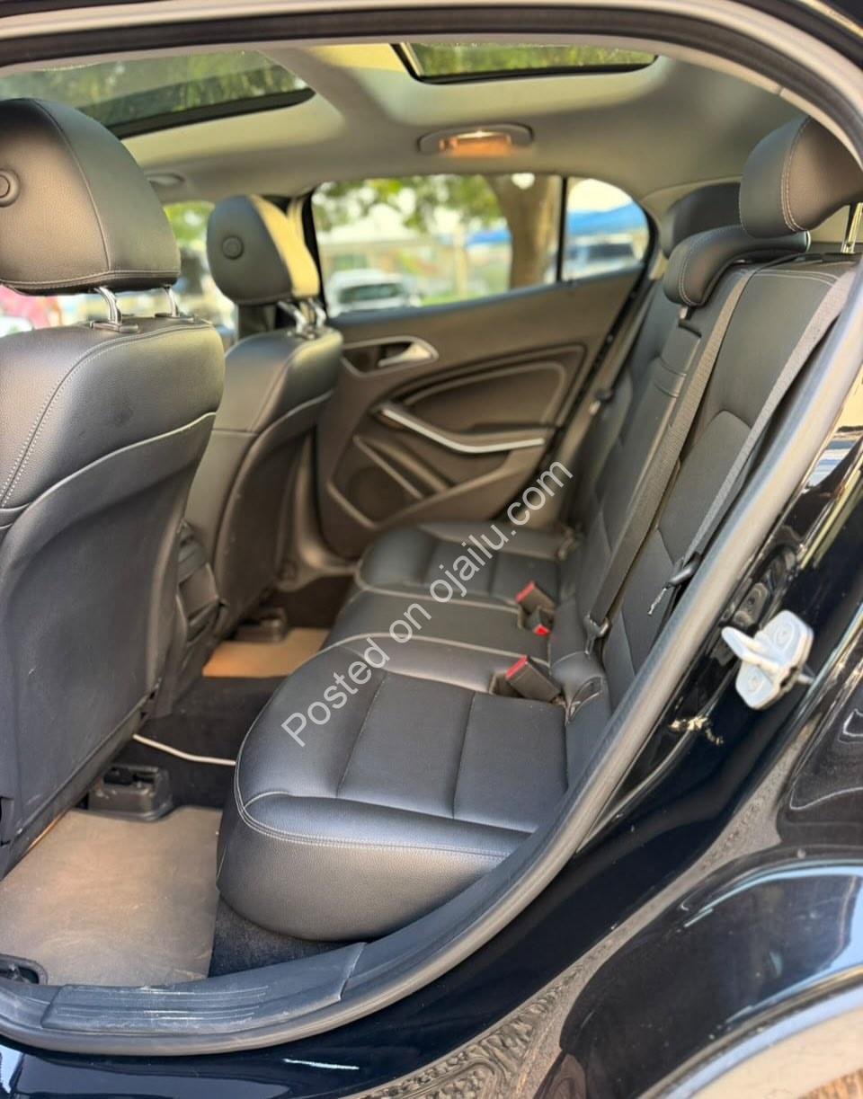 2015 Mercedes-Benz GLA250: Panoramic Roof, Blindspot, Premium Luxury!