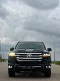 2023-Style Land Cruiser: Unleash Legendary Power