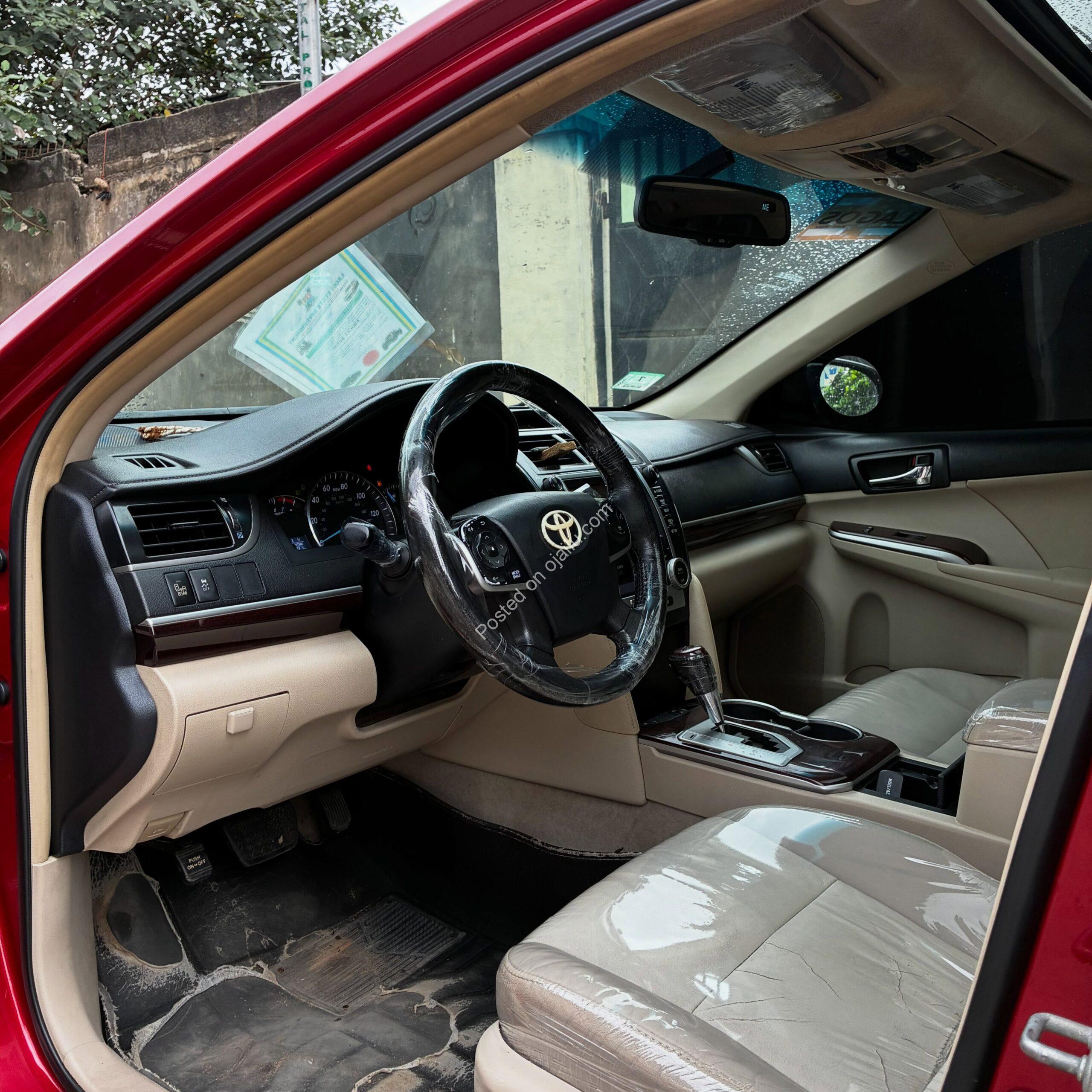 Luxury 2012 Toyota Camry XLE: Sunroof, Camera, Pure Class