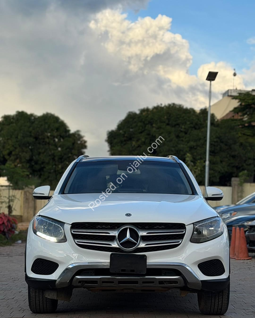 2017 Mercedes GLC-300: Panoramic Roof, Keyless, Pristine!