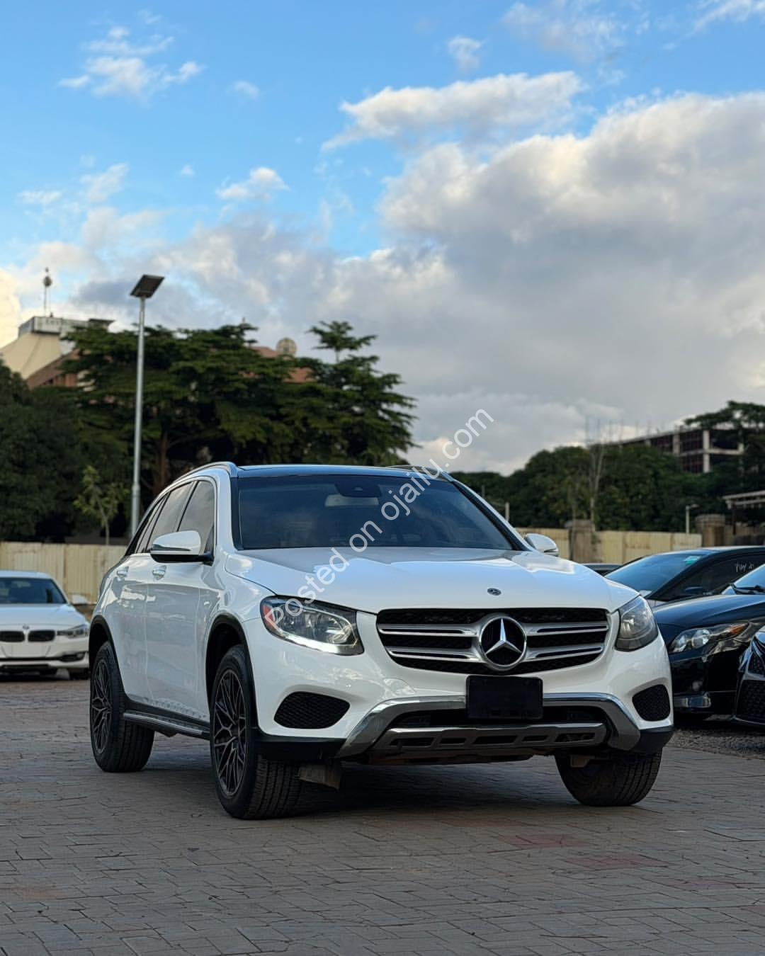 2017 Mercedes GLC-300: Panoramic Roof, Keyless, Pristine!