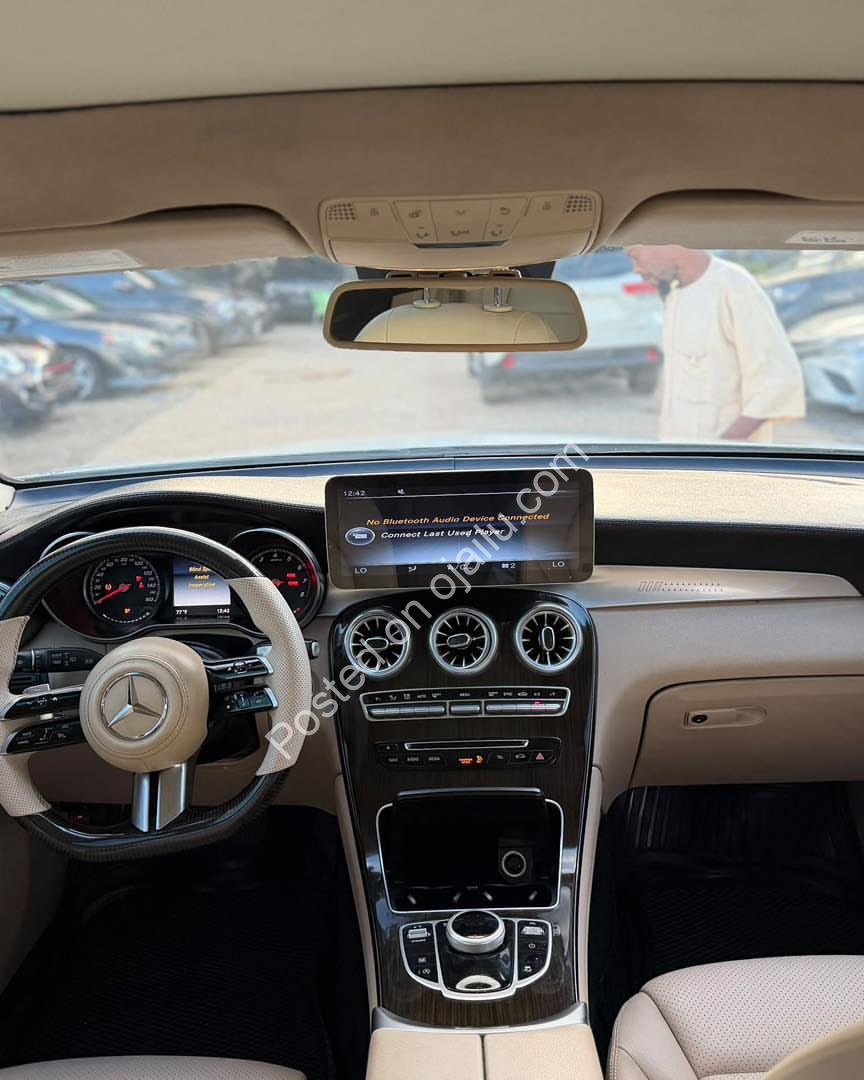 2017 Mercedes GLC-300: Panoramic Roof, Keyless, Pristine!